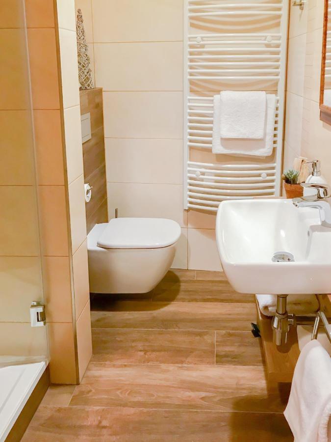 Golden Wood Apartments Plzen Bagian luar foto
