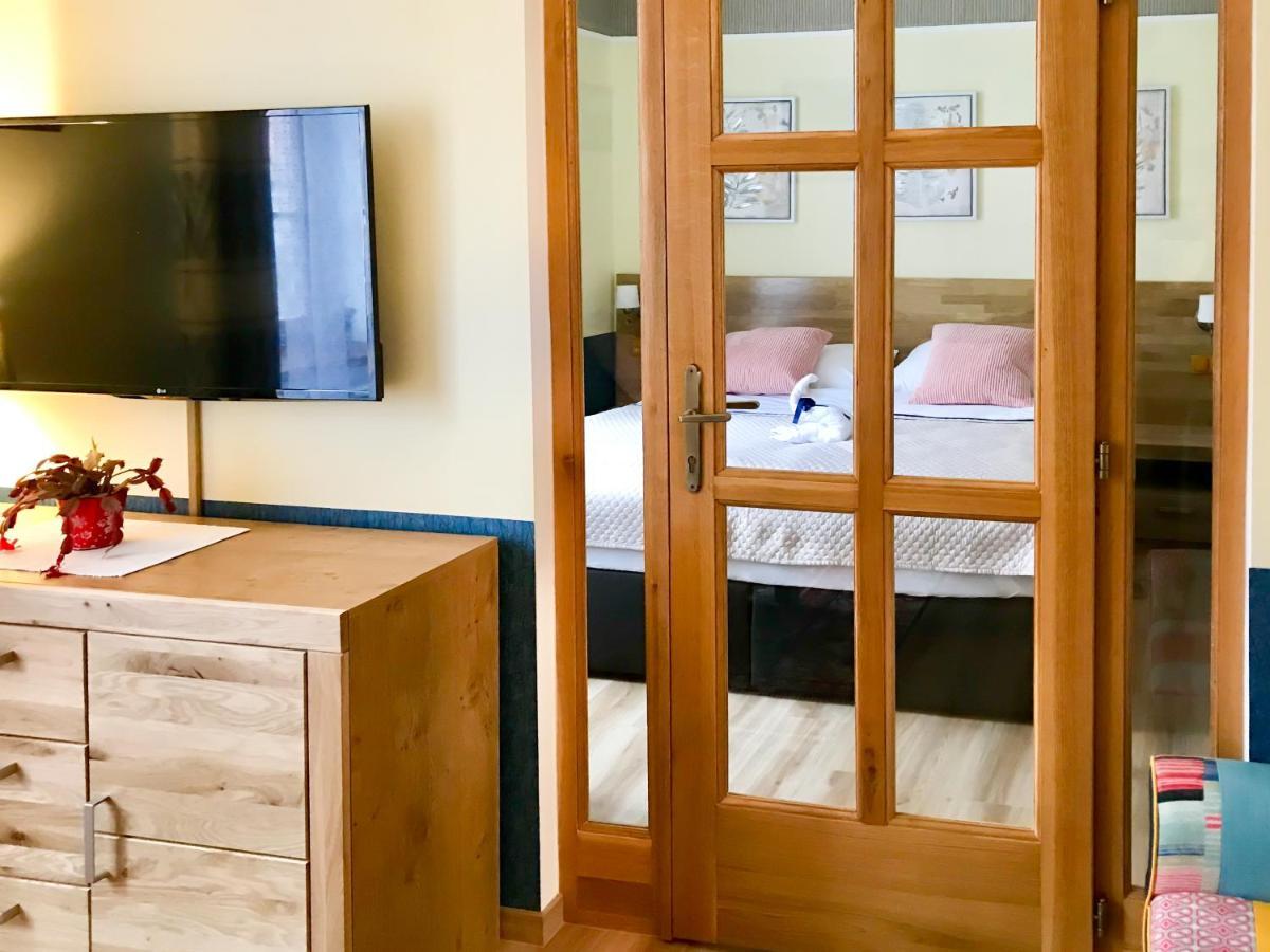 Golden Wood Apartments Plzen Bagian luar foto
